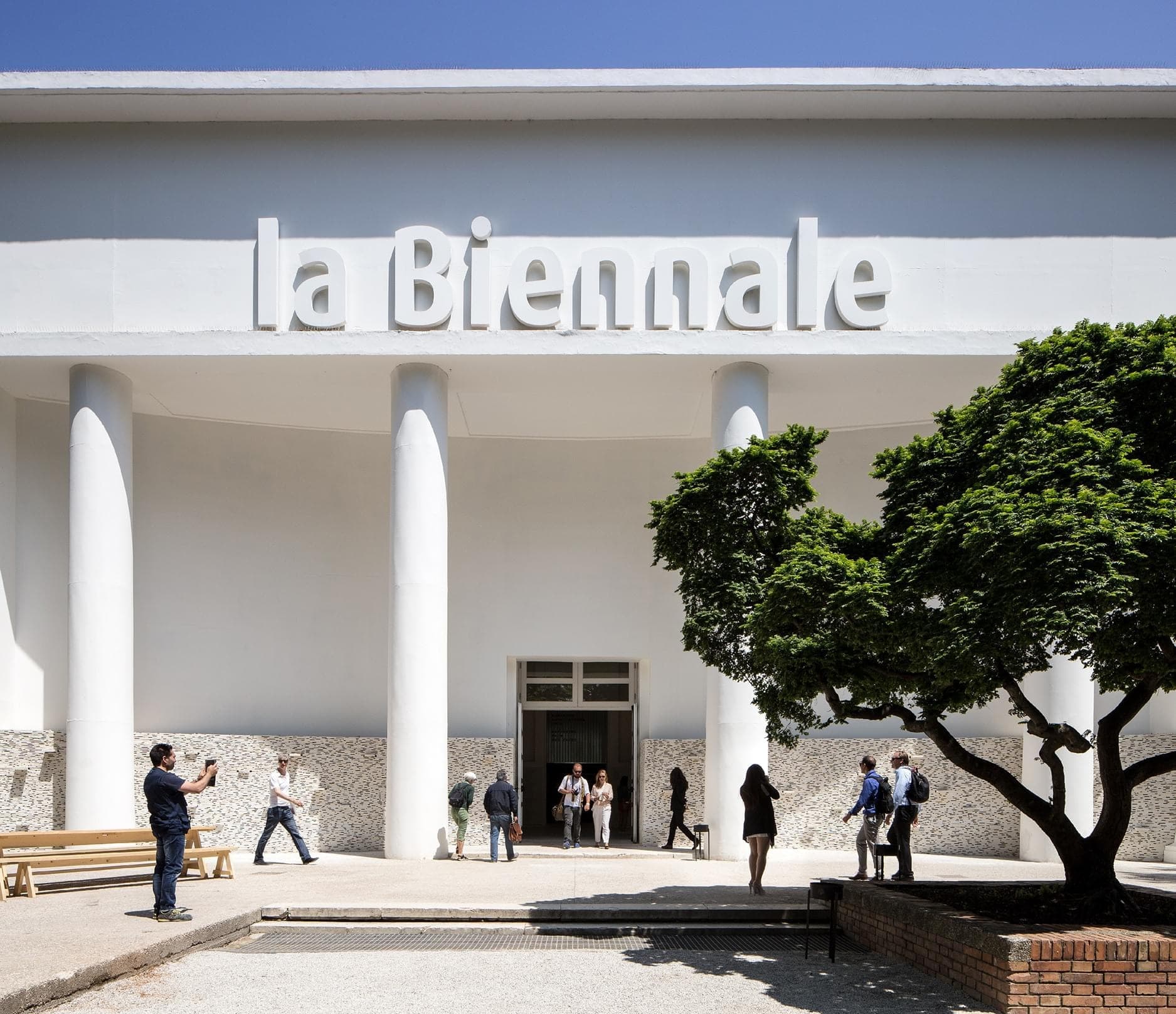 Amazon.com: Biennale Architettura 2021: How Will We Live