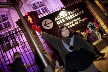 Leni Schwendinger, global lighting design expert and founder of NightSeeing ™ will bring her first lightwalk experience to gas-lit night streets of Prague © Leni Schwendinger