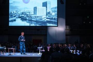 Thomas Heatheriwck, founder of Heatherwick Studios delivering his keynote presentation at reSITE 2019 REGENERATE | Photo courtesy of Tomáš Princ
