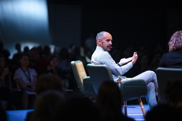 Christopher Cabaldon, sitting mayor of West Sacramento discussing his cities' transformation with Lenka Kabrhelová at reSITE | Photo courtesy of Tomáš Princ