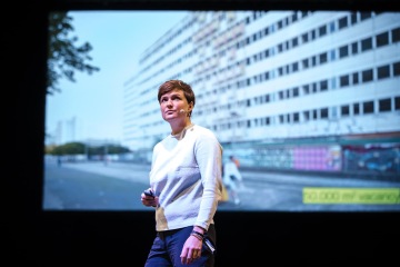 Leona Lynen, project manager for ZUsammenKUNFT presenting their cooperative project, Haus der Statstik, at reSITE | Photo courtesy of Tomáš Princ