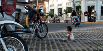 Young children experience the world from closer to the ground | Photo by Vanessa Touzard, Bernard van Leer Foundation
